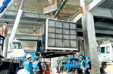 図版:大型設備機器の先行搬入の様子(2019年3月現場撮影)